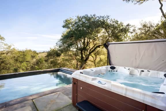 Wine Country Estate: Pool, Spa & Vineyard Views
